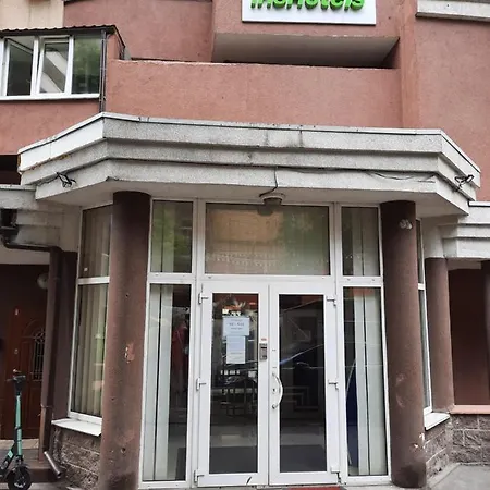 прекрасная комфортная в центре киева рядом с жд вокзалом метро вокзальная и Apartment