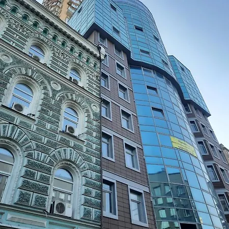прекрасная комфортная в центре киева рядом с метро вокзальная и Апартаменти Київ